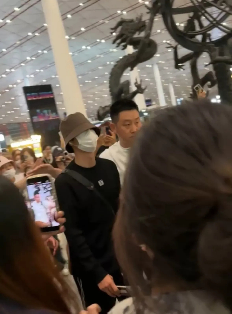 被王一博助理笑到了,两个人走机场,粉丝太多,他怕挤到王一博,直接来了