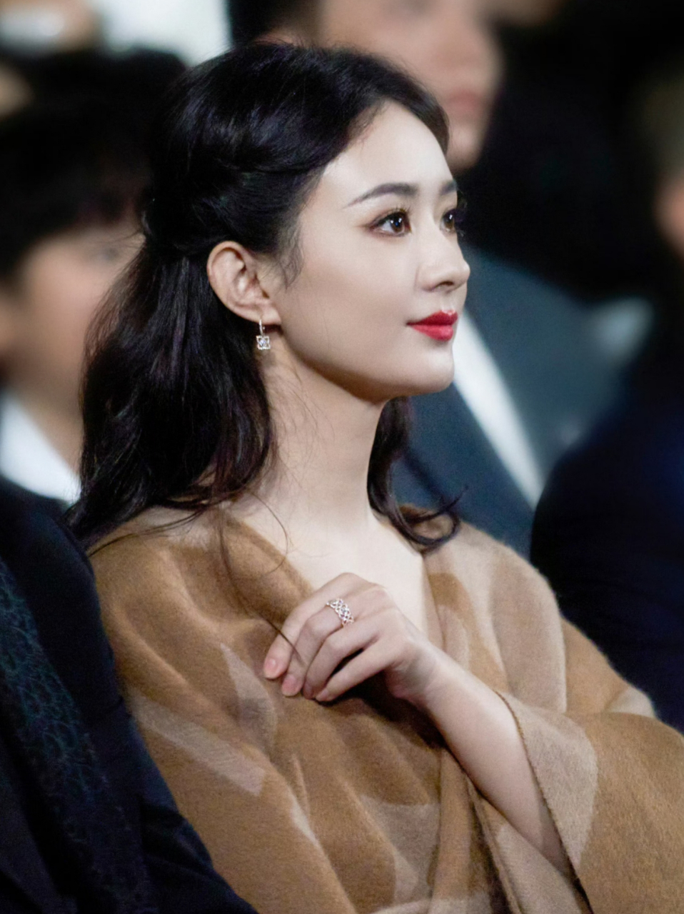 赵丽颖领奖内场图,她鼻子9199太优越了,刚好把甜美感降低,突出了