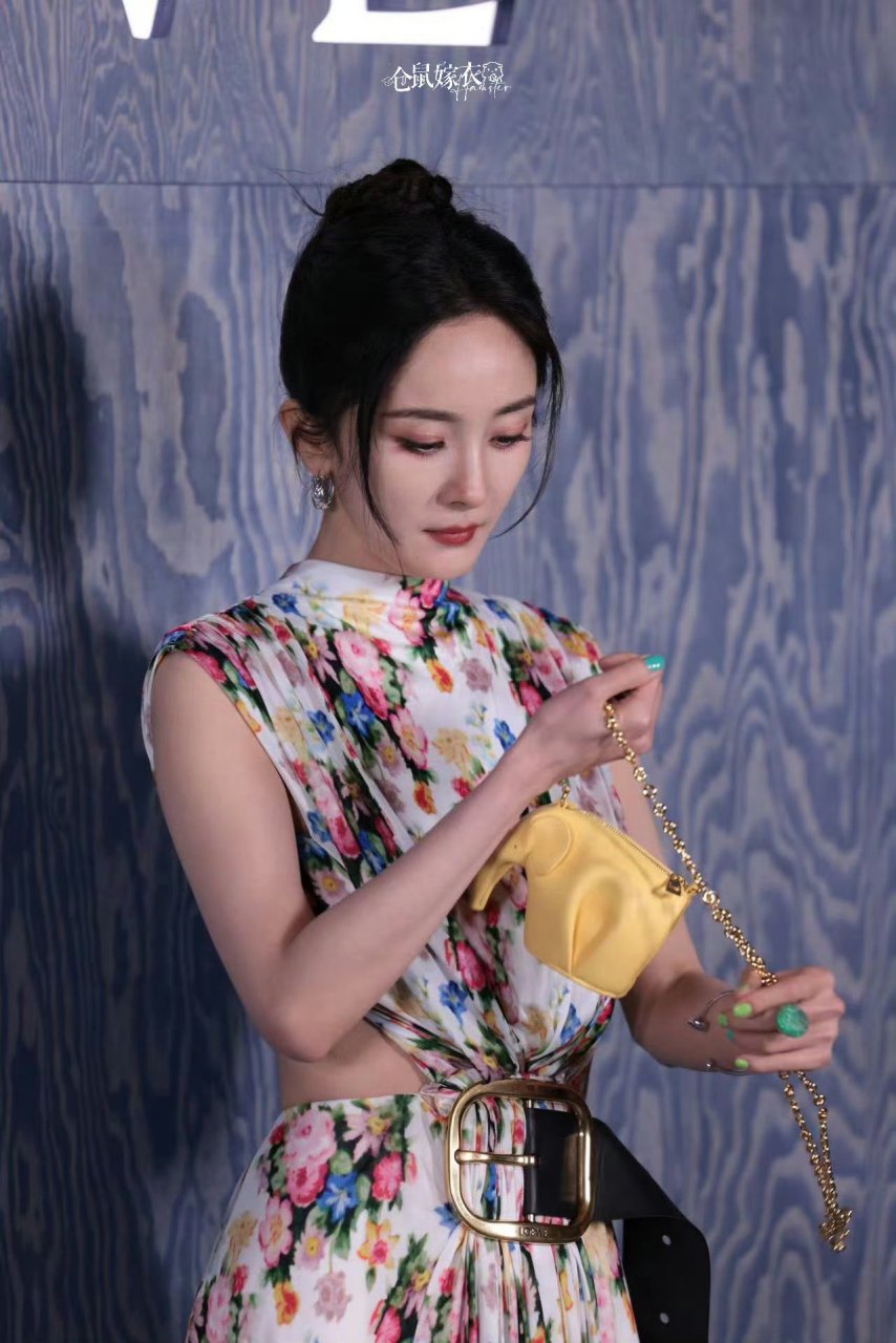 太青春了,谁看了不说一句杨幂好美,她到底是怎么保养的,现在的状态