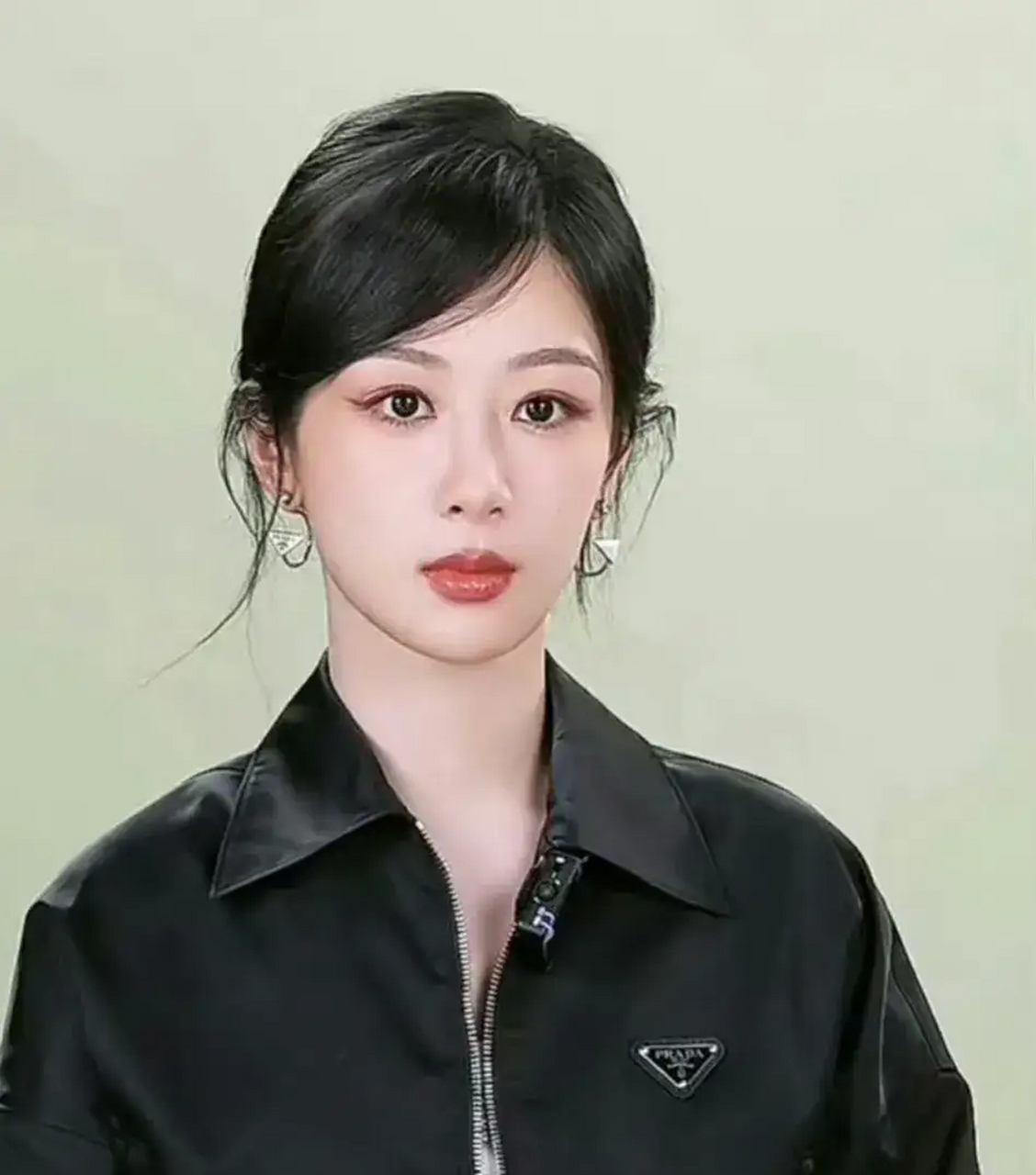 杨紫今日直播造型,斜刘海,不一样的美感,好精致的妆容,身上有一种冷冽