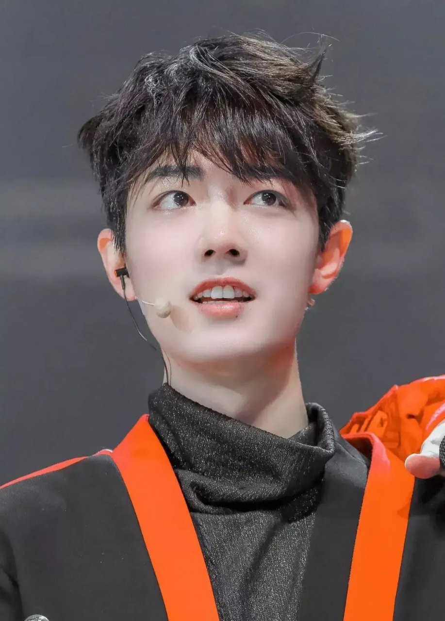 刚出道时期的肖战,卷发又奶又萌,太可爱了.