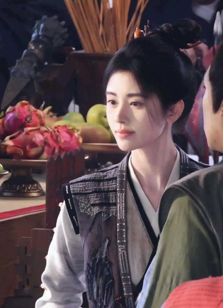 鞠婧祎新剧《千香引》女扮男装造型,头上的小葫芦好可爱,这个妆造真