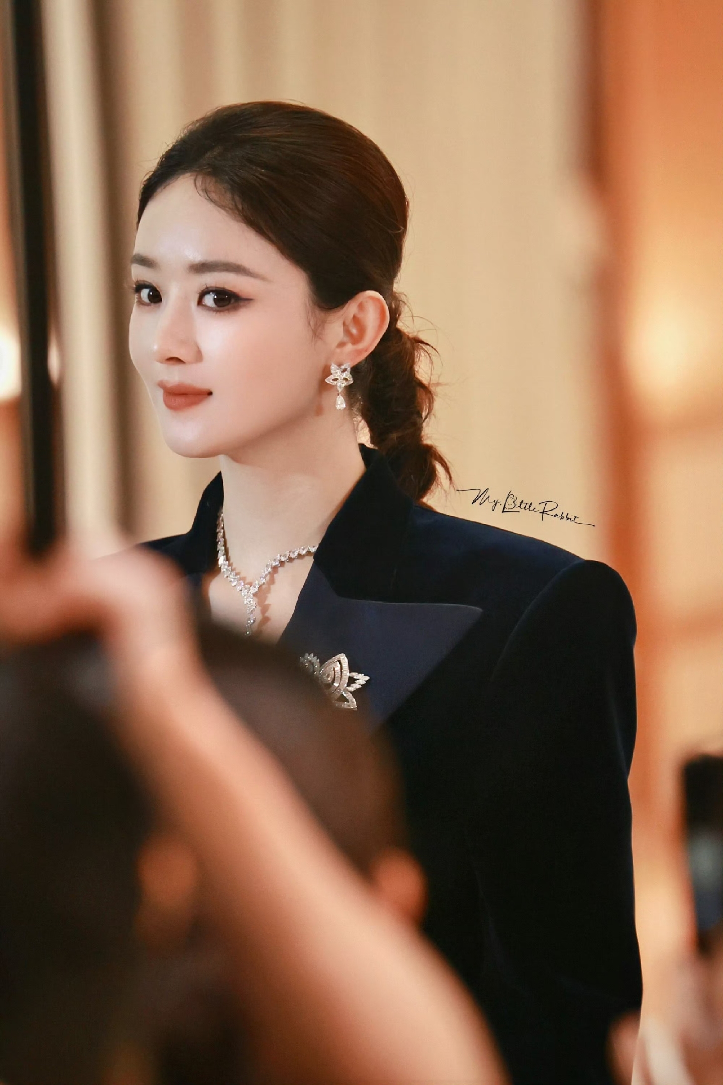 赵丽颖今日参加线下活动,身穿深蓝色丝绒v领西装,这姿态,这笑容,这