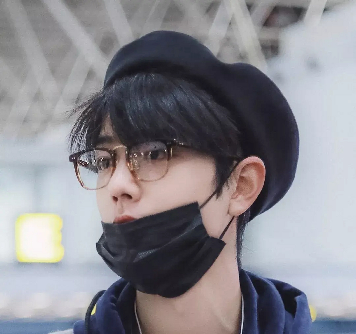 肖战戴帽子,基本上都是后脑勺挂着,然后就是不掉,你说奇怪不奇怪.