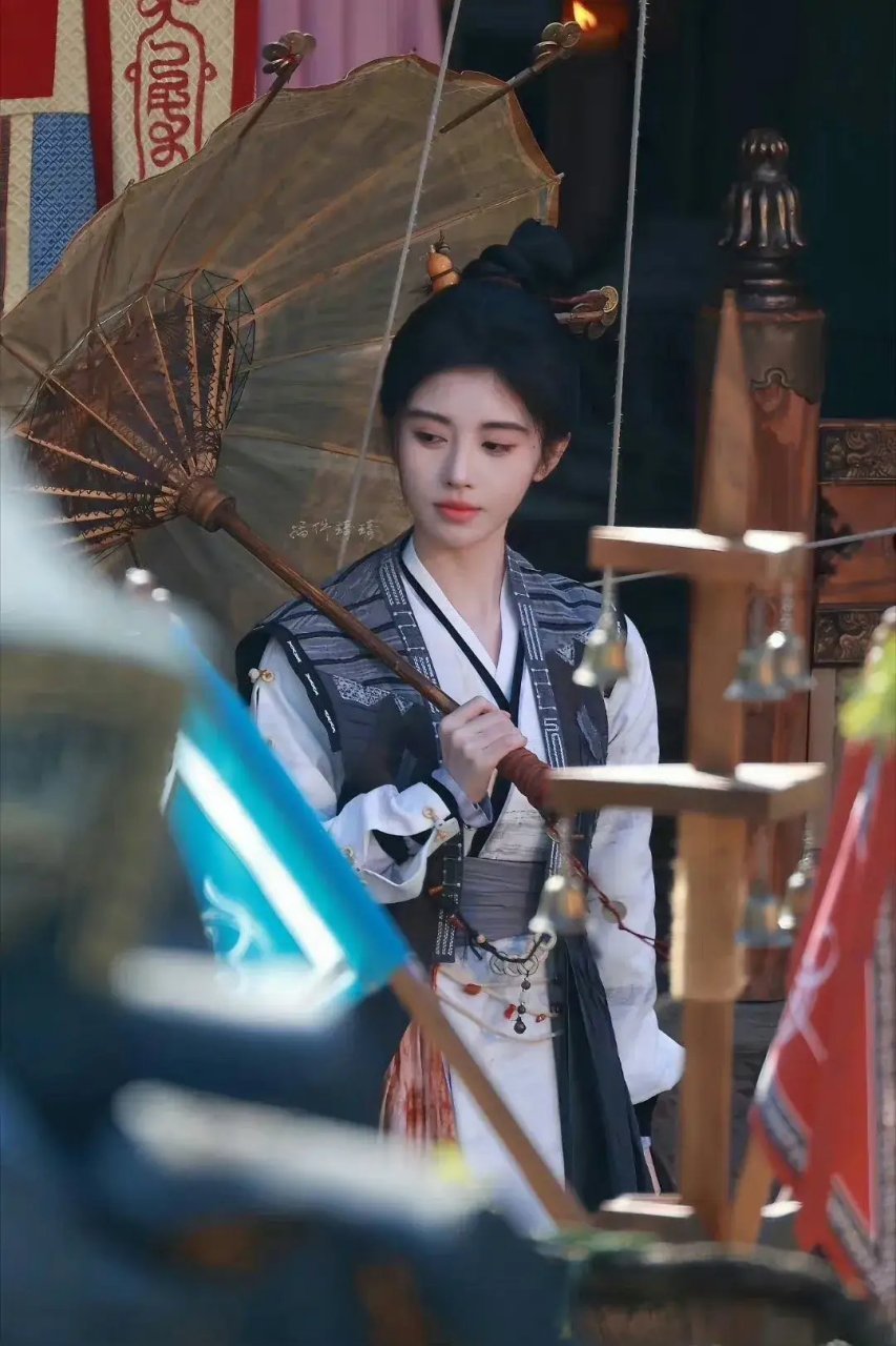 鞠婧祎新剧《千香引》女扮男装造型,头上的小葫芦好可爱,这个妆造真