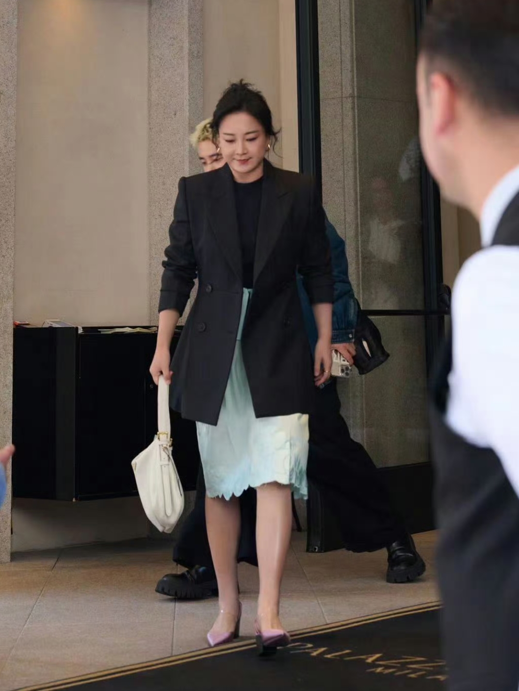 贾玲米兰时装周看秀造型来啦,身着黑色西装搭配绿色丝绸半裙,简约时尚