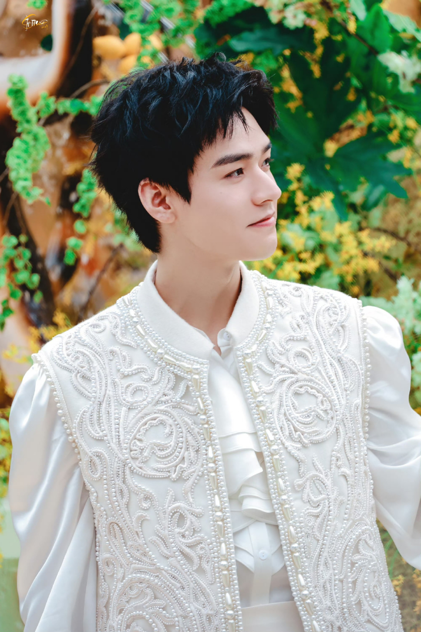 龚俊今天成都参加活动,身穿珍珠刺绣夹克,犹如优雅贵气的春日小王子