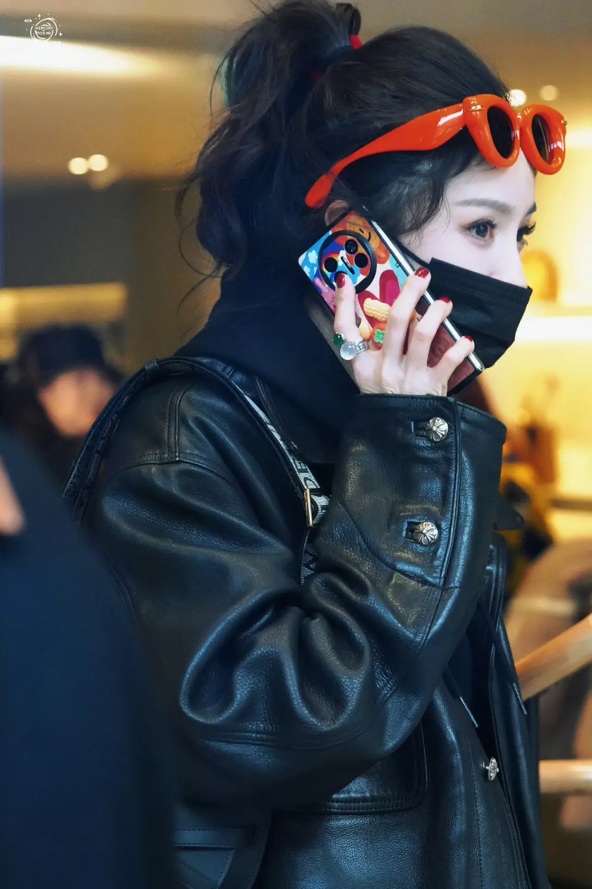 杨幂巴黎探店私服,绿翡翠耳坠 黑色皮衣 高马尾 红色墨镜,从酷酷的