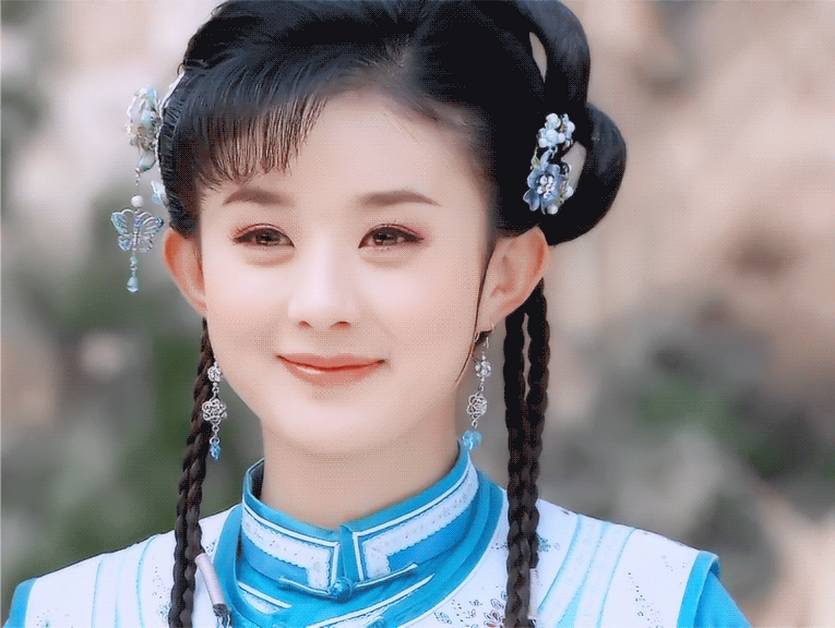 她饰演的晴儿不同于王艳,王艳的晴格格是聪慧,温婉,赵丽颖的晴格格在