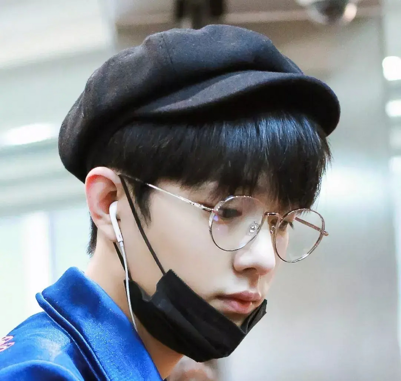 肖战戴帽子,基本上都是后脑勺挂着,然后就是不掉,你说奇怪不奇怪.