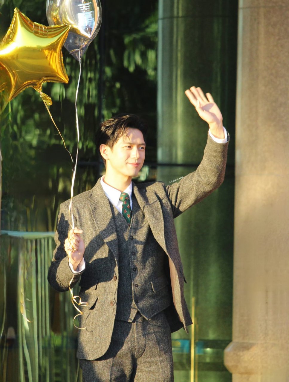 李现《你好星期六》今日上班饭拍, 西装 金丝眼镜,文雅又内敛,国民大