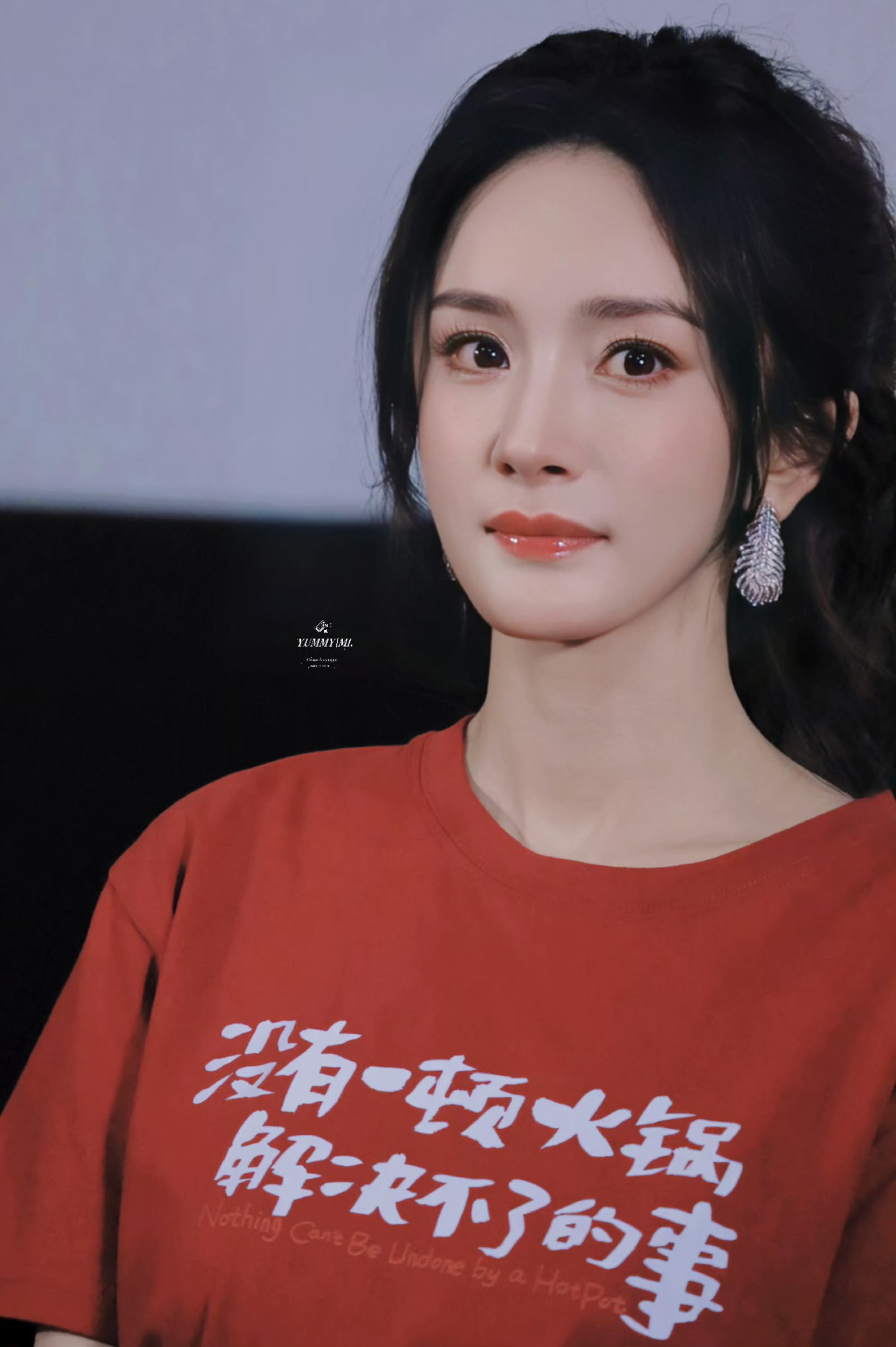 杨幂今日参加新电影《没有一顿火锅解决不了的事 》的路演活动黑色半