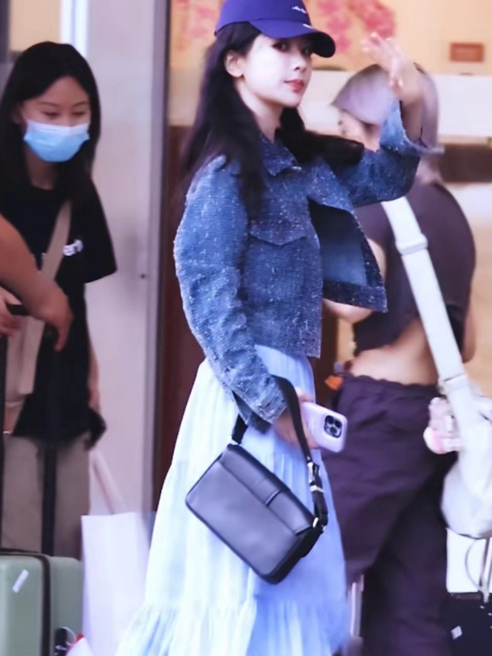 杨紫机场出发图,一身蓝色好漂亮,飘逸的长发美美哒!