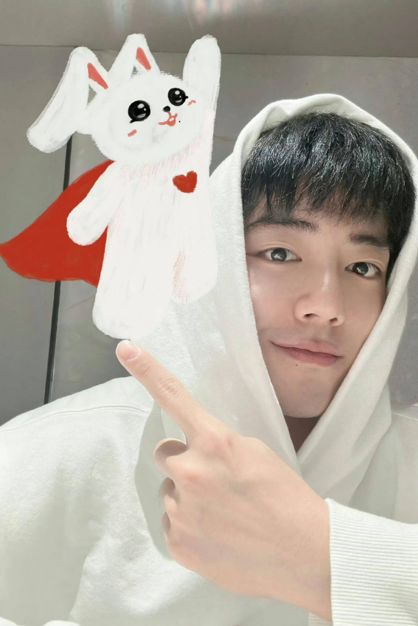 肖战初雪堆了一个雪人,还有属于肖战和小飞侠的红色披风,唇下痣,红