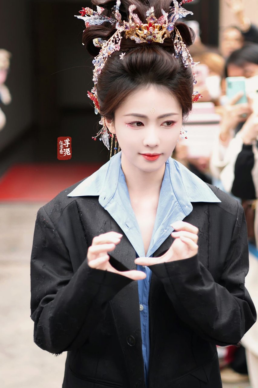 白鹿新剧今日大婚凤冠妆发,好精致啊,不愧是化妆师耗时三个半小时的