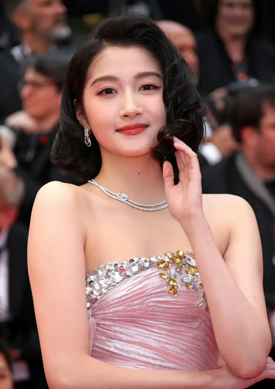 2024戛纳电影节#  关晓彤一袭粉色抹胸高开衩长裙秀亮相戛纳红毯