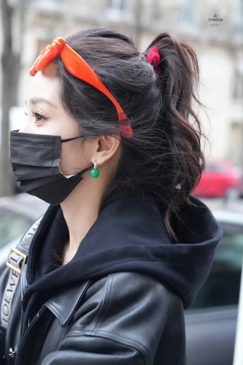 杨幂巴黎探店私服,绿翡翠耳坠 黑色皮衣 高马尾 红色墨镜,从酷酷的