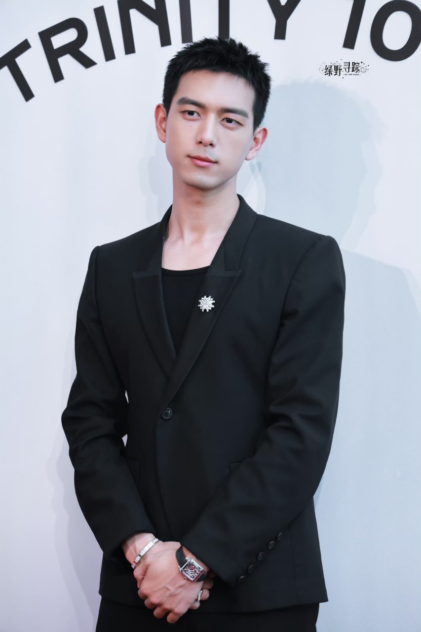 李现上海卡地亚活动,黑色西装77精致短发,好man好有魅力,真的是纯硬