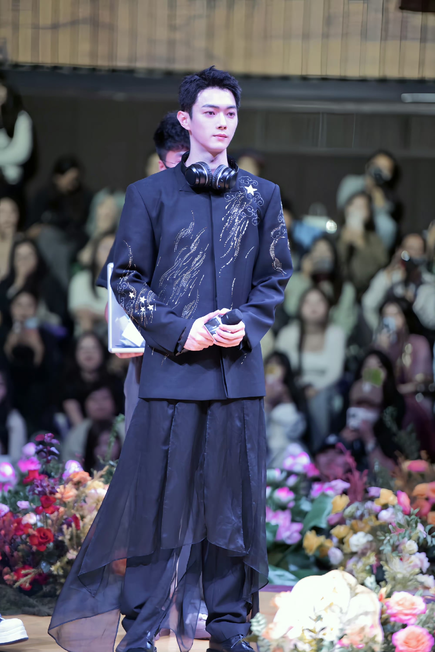 许凯今日横店见面会,燕尾服造型,太帅啦!