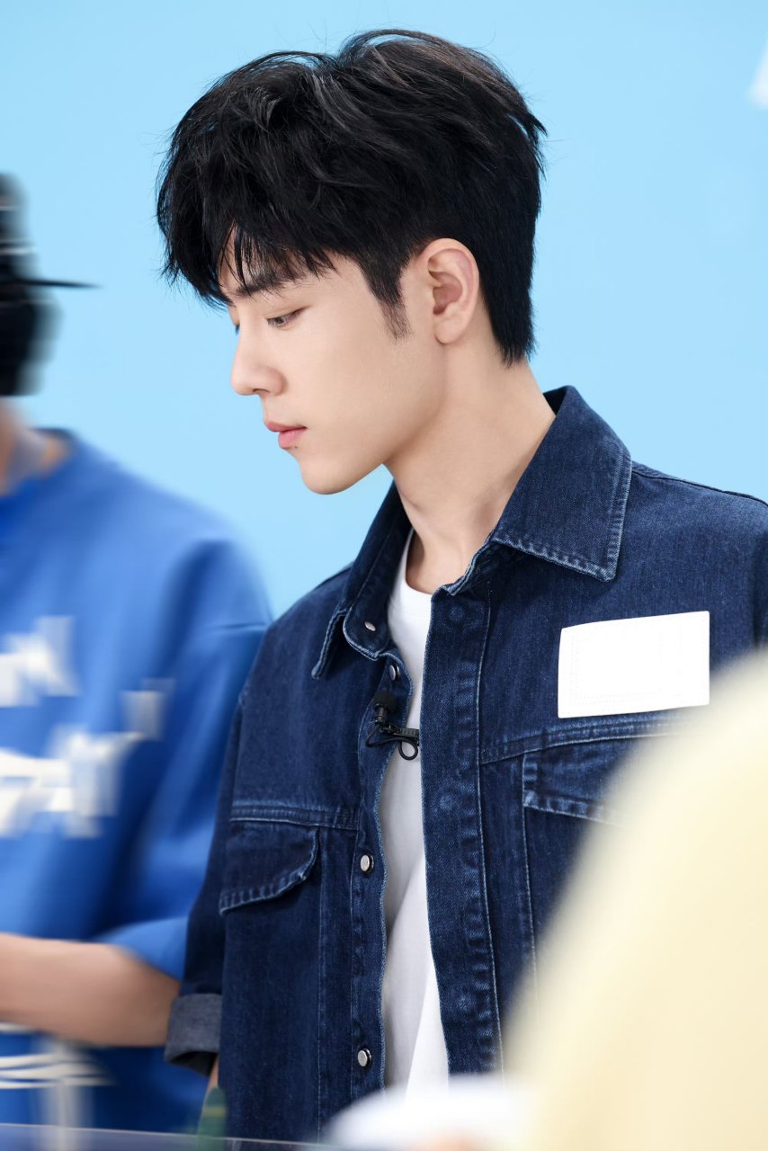 肖战今日直播造型,清爽干净的少年,这发型梦回19年的卷毛战战啦!