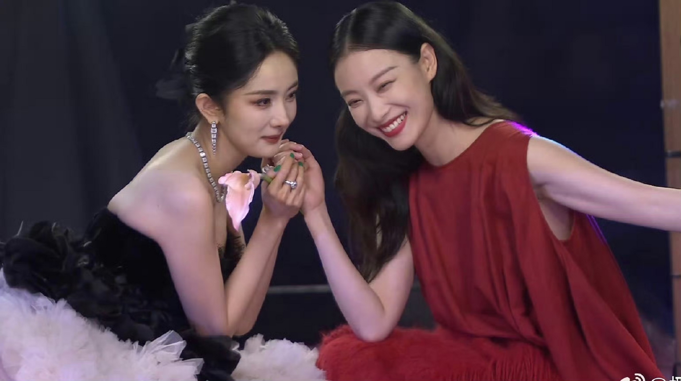 杨幂倪妮同坐一艘小船,全场最美同框,这也太养眼了吧.