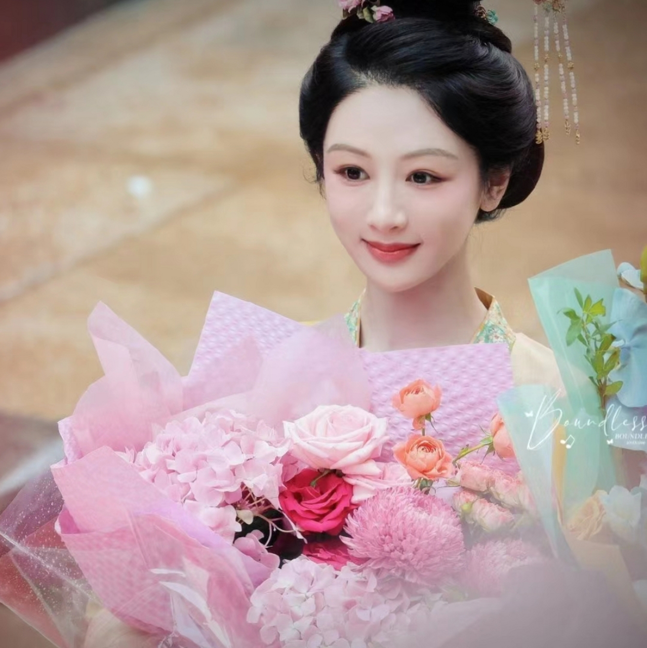 杨紫 《国色芳华》今日杀青,穿着古装捧着花束的紫妹好美,笑的好灿烂