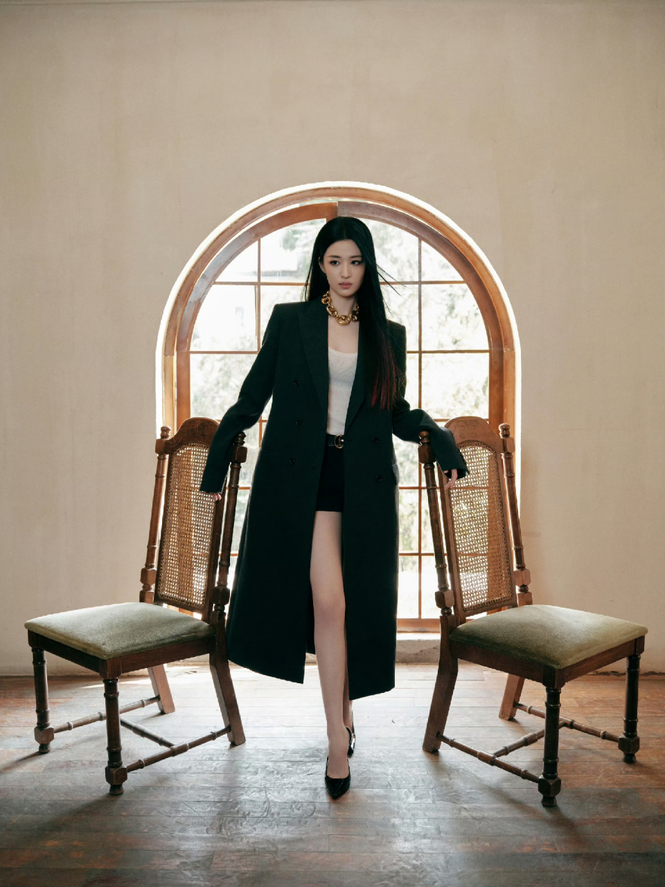 烟熏妆搭配黑色大衣,简约干练女强人 ,这腿太绝了 ,王楚然真的是人抬