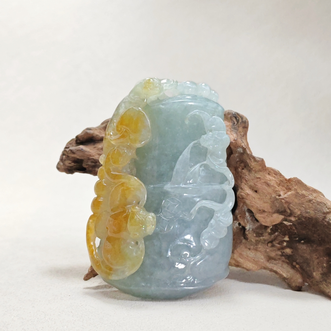 黄翡竹报平安翡翠把玩件 色泽清新自然,黄翡色俏色巧雕成富贵蝠鼠