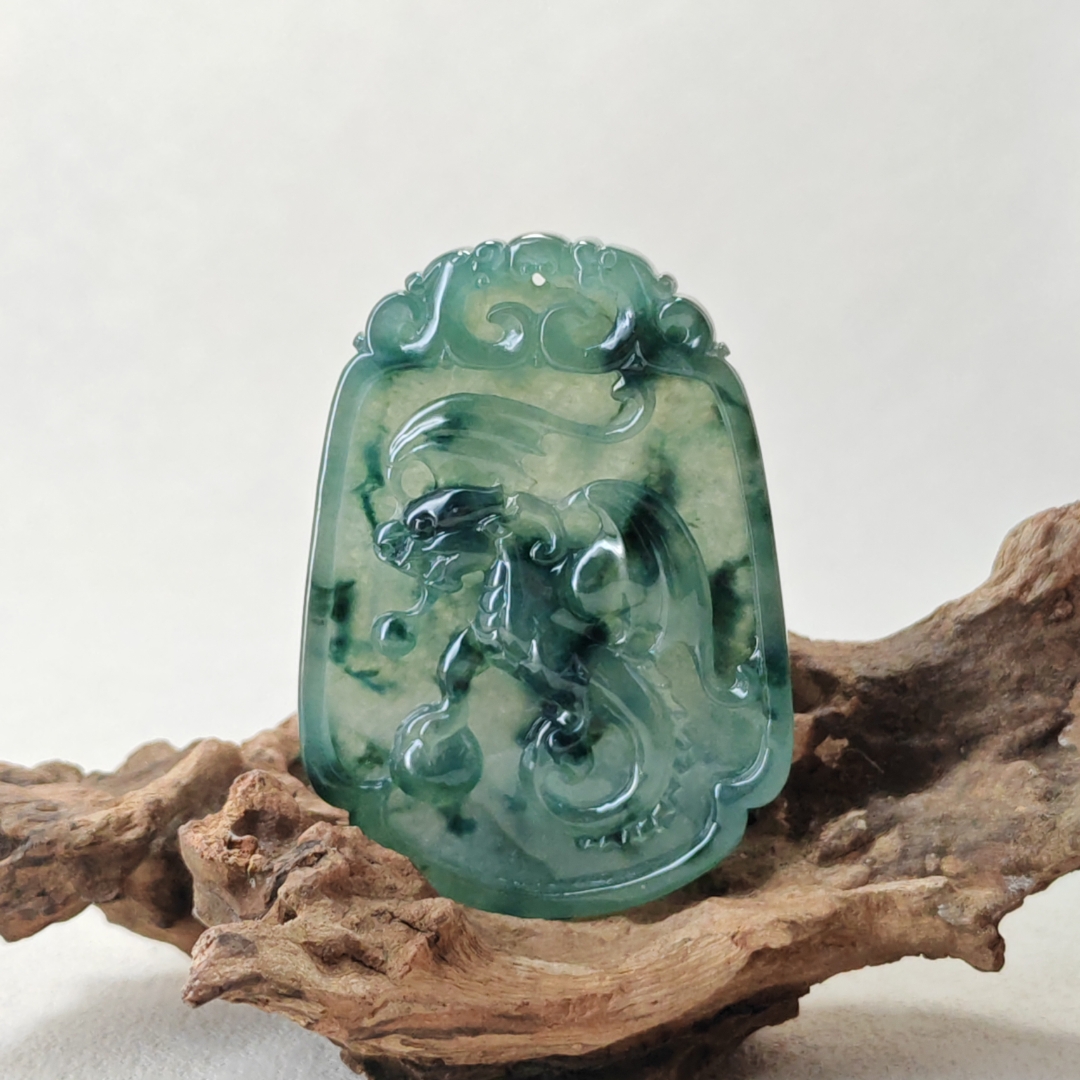 老蓝水飘花貔貅牌翡翠挂件 以瑞兽呈祥为题,雕工细腻流畅,特色古韵