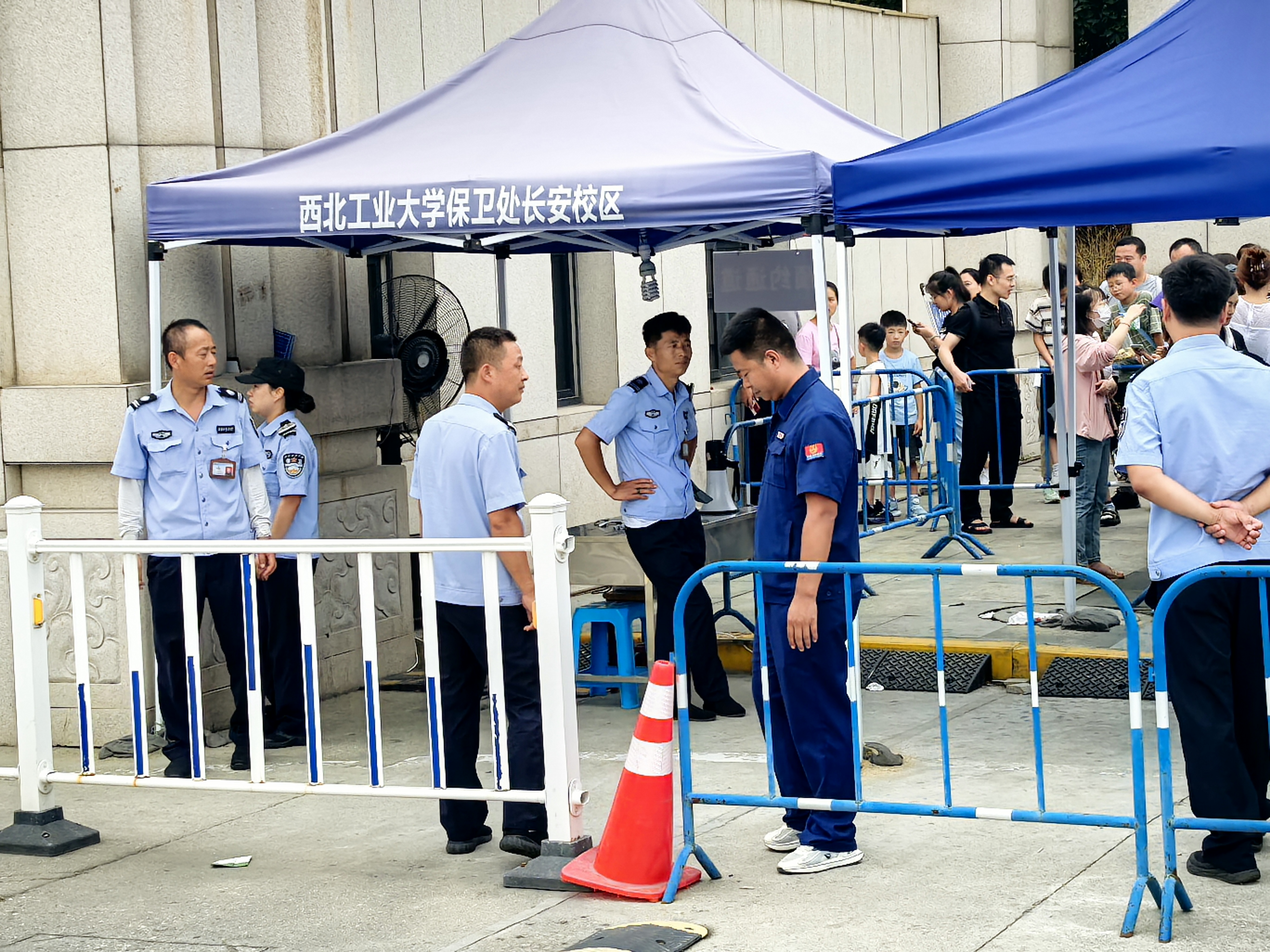 西北工业大学业大学保安蛮横无理,驱逐游客,一路车跑过来,也不让进.