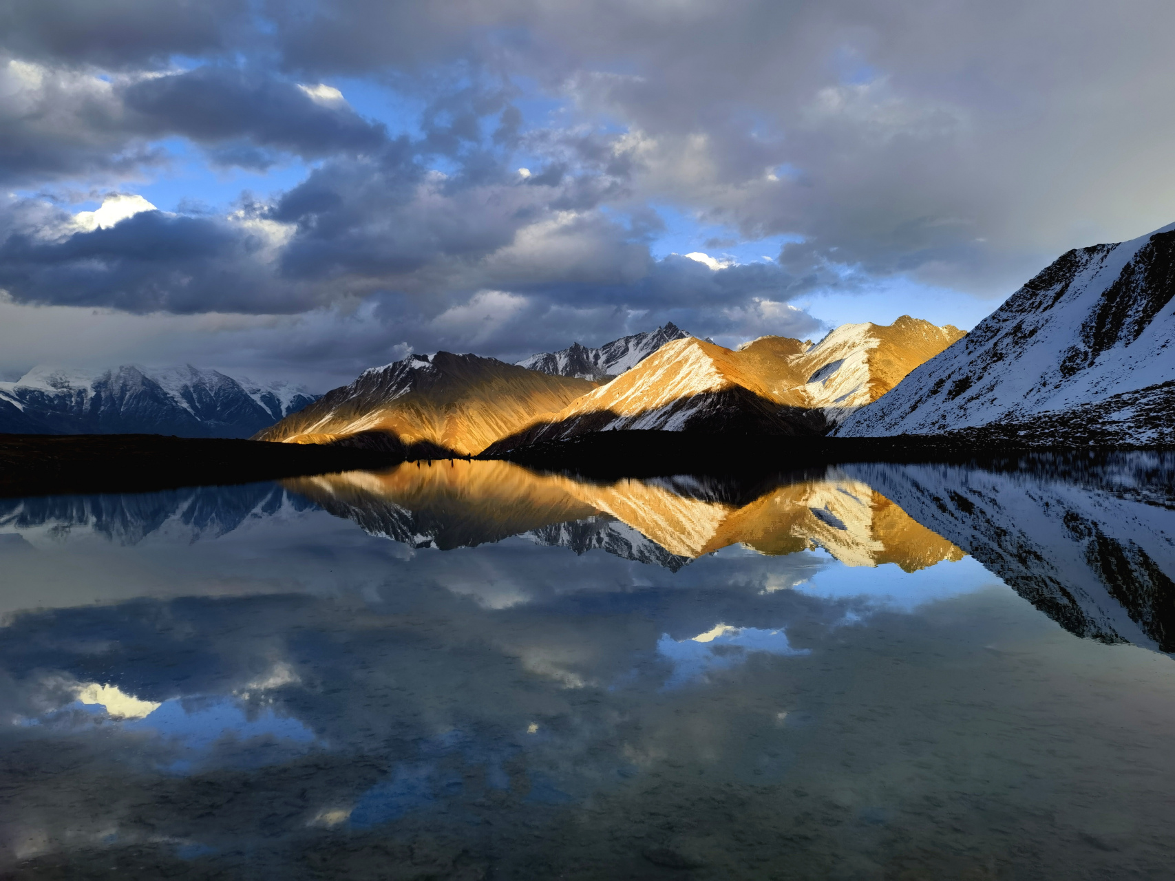 里索海是离贡嘎主峰最近的高山海子,直线距离23公里,海拔4550米.