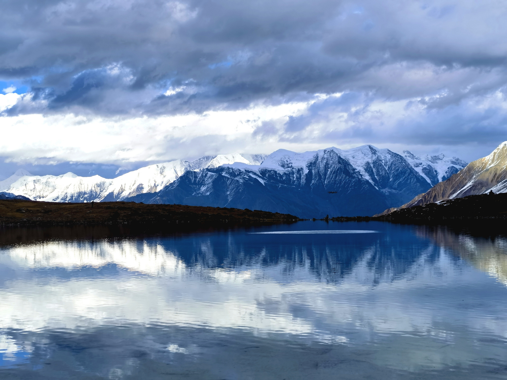 里索海是离贡嘎主峰最近的高山海子,直线距离23公里,海拔4550米.