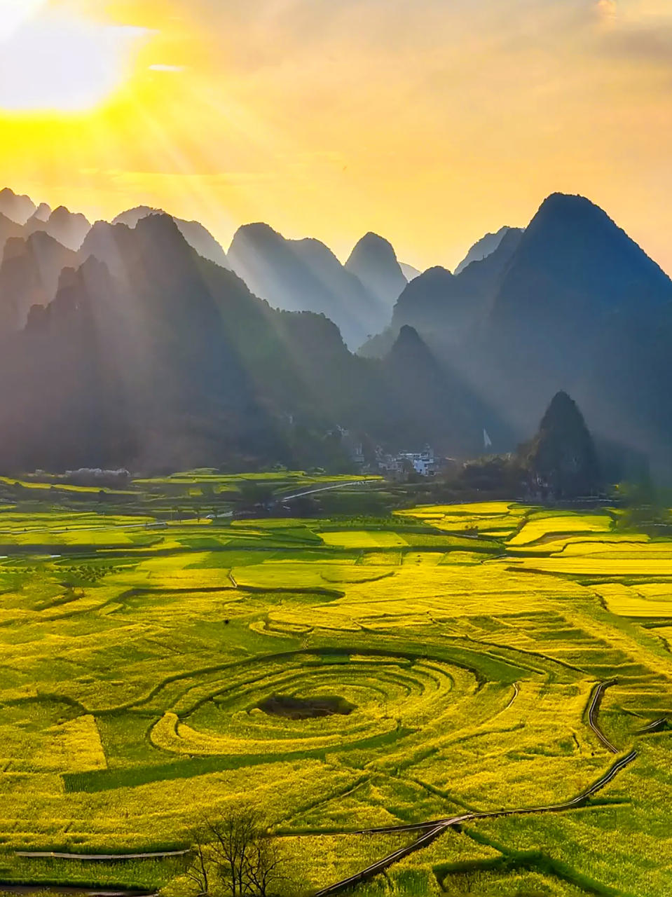 贵州兴义的万峰林绝对是最美的喀斯特地貌之一.它被《中国国家地理》