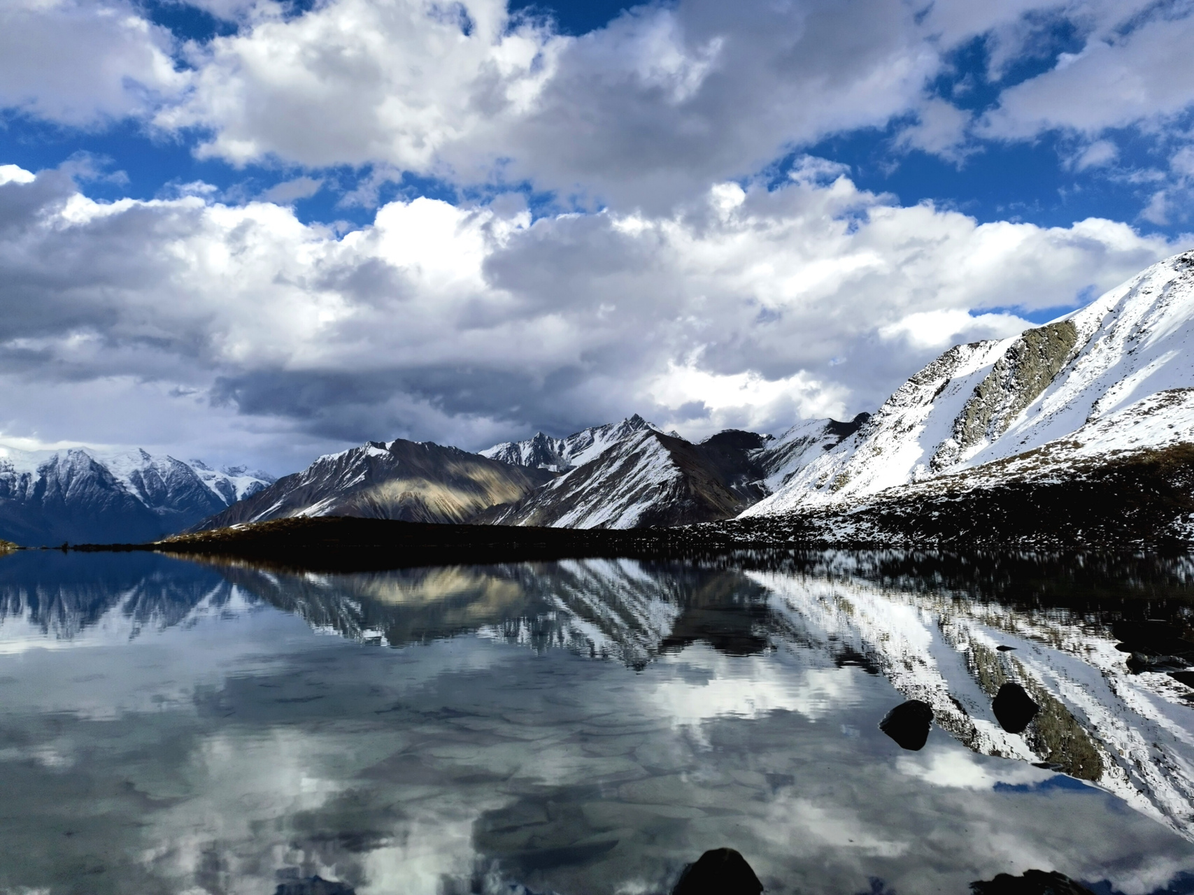 里索海是离贡嘎主峰最近的高山海子,直线距离23公里,海拔4550米.