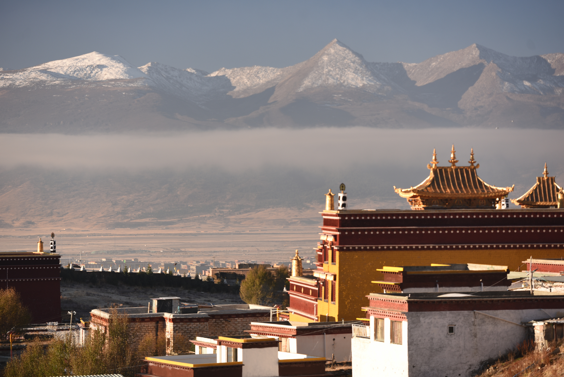 绝美的天空之城理塘县,2023年11月1日拍摄.