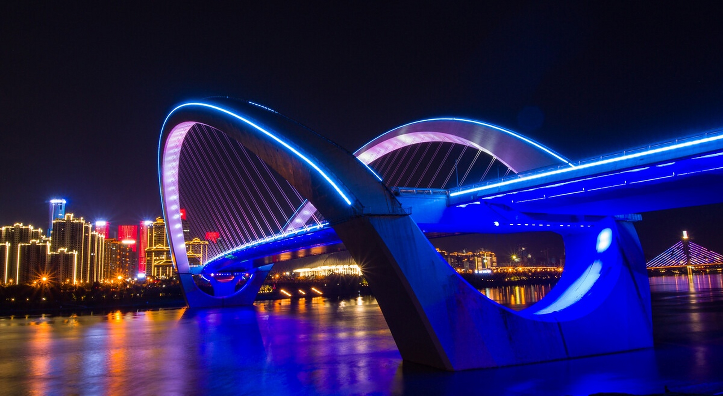 住的临江酒店可以一览南宁绝美的夜景,心情愉悦.