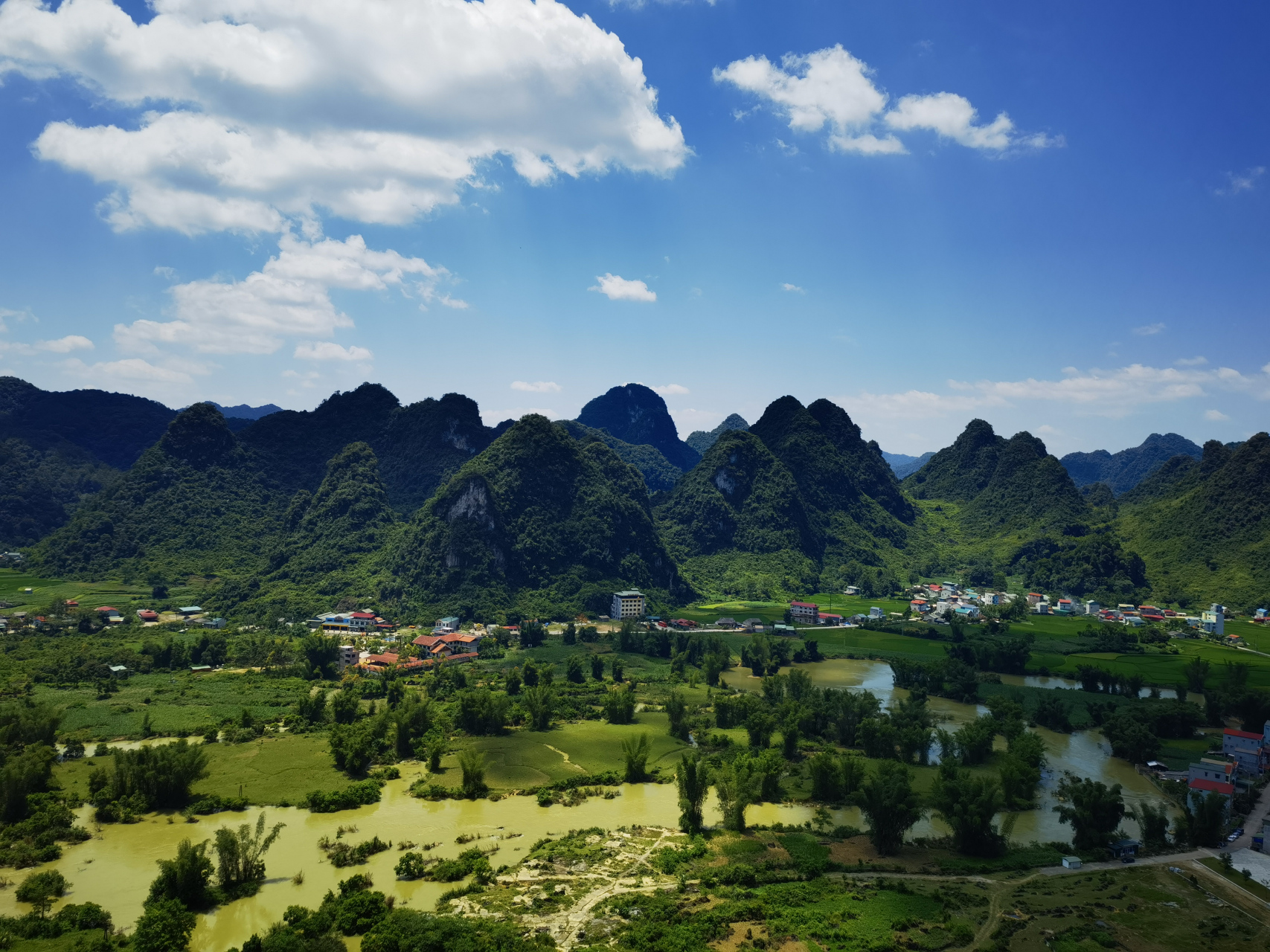 第七站:归春河和鹅泉风景区:位于广西壮族自治区和越南交界的归春河