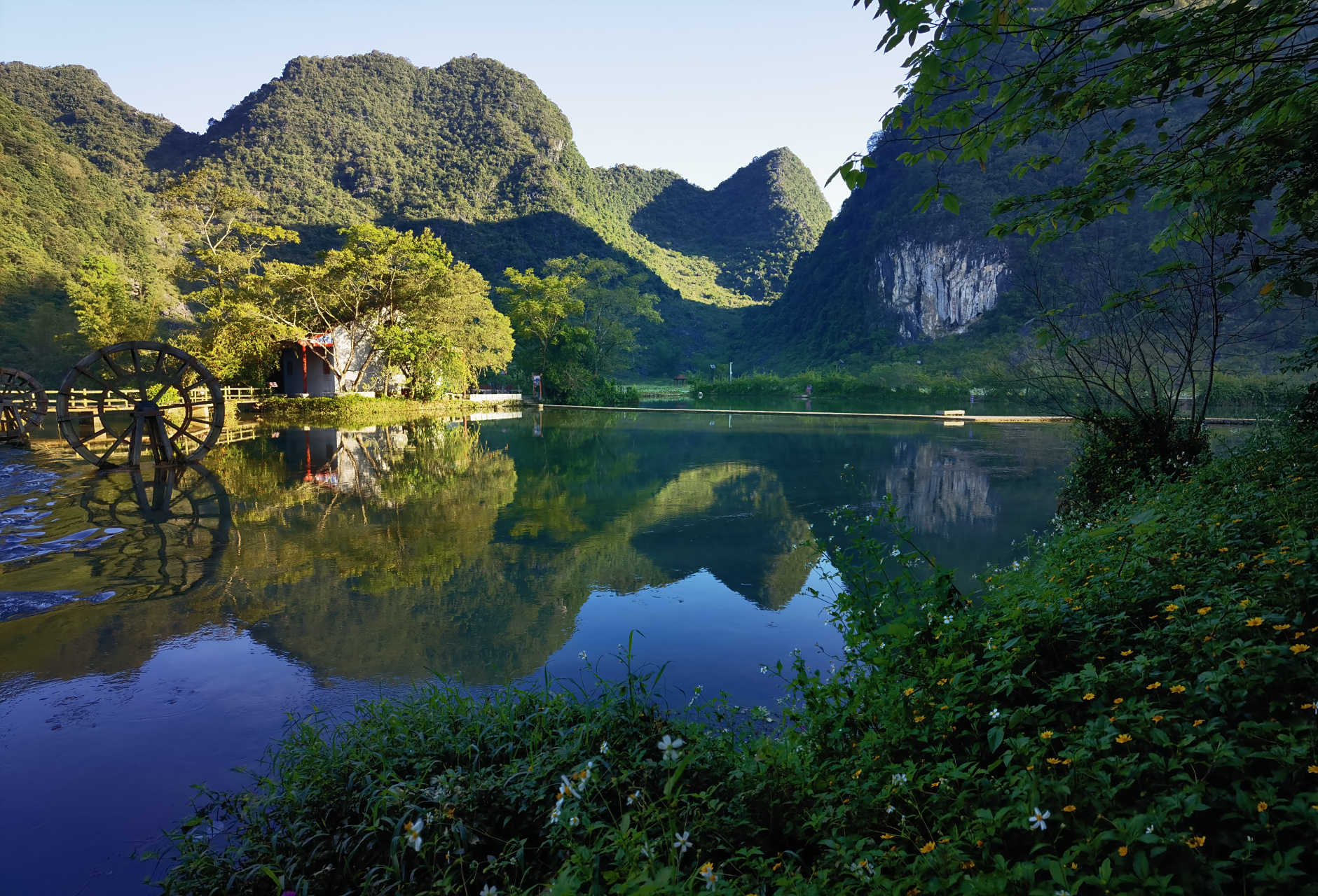 位于广西壮族自治区和越南交界的归春河发源于广西靖西县的"鹅泉"