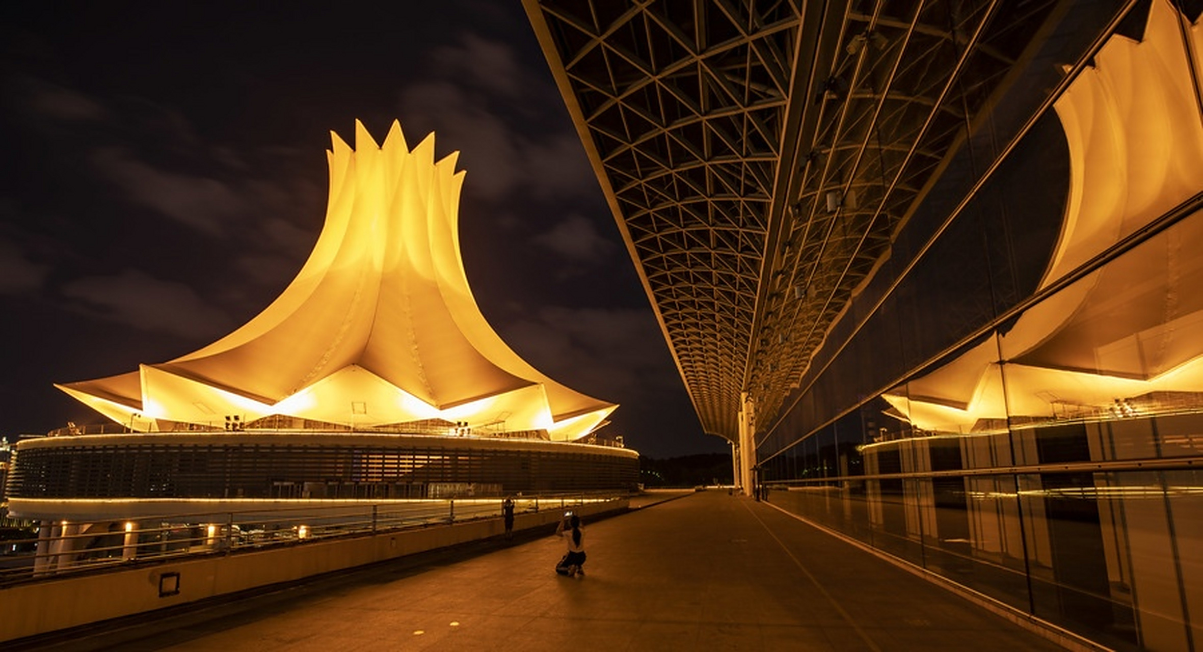 住的临江酒店可以一览南宁绝美的夜景,心情愉悦.