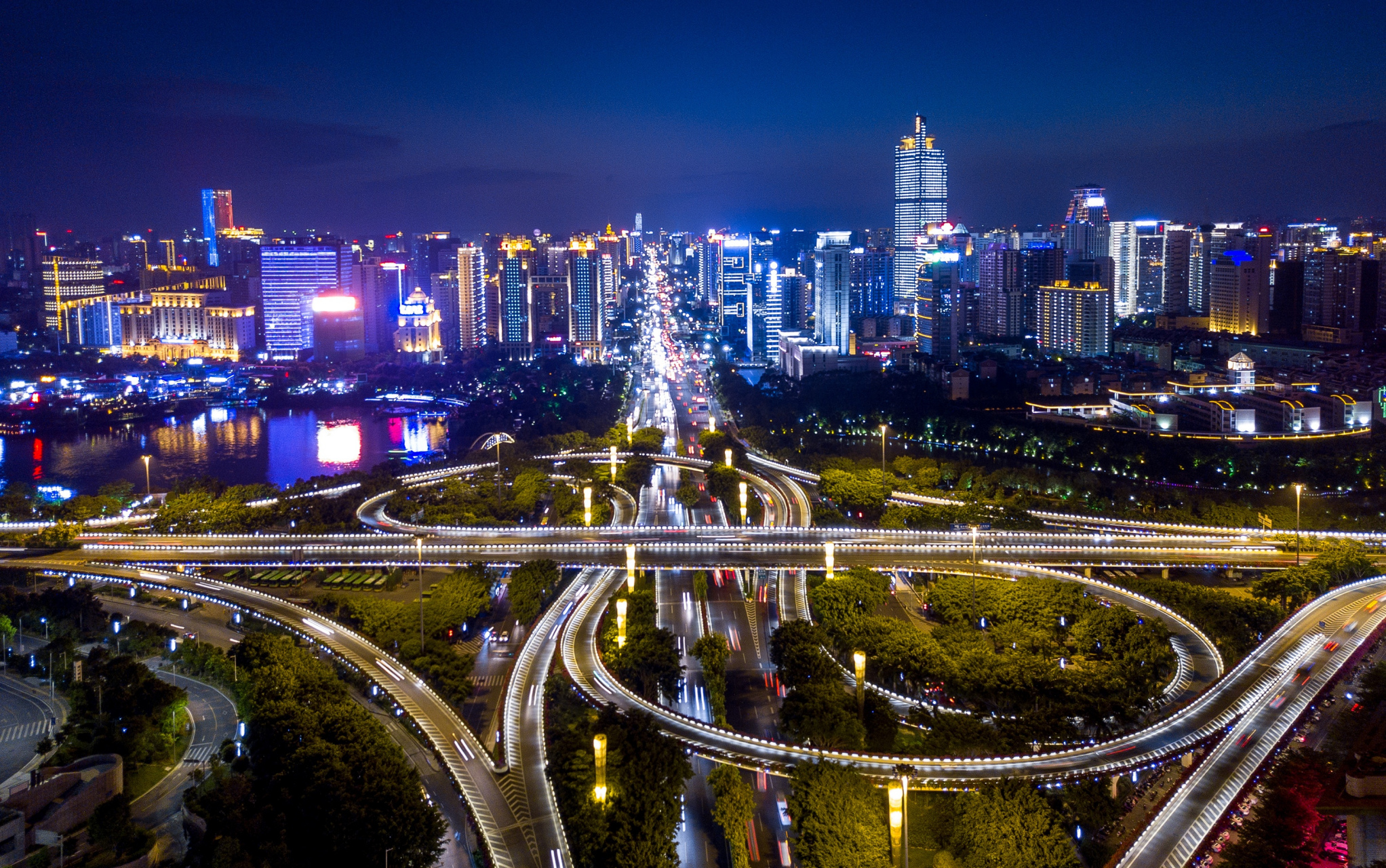 住的临江酒店可以一览南宁绝美的夜景,心情愉悦.