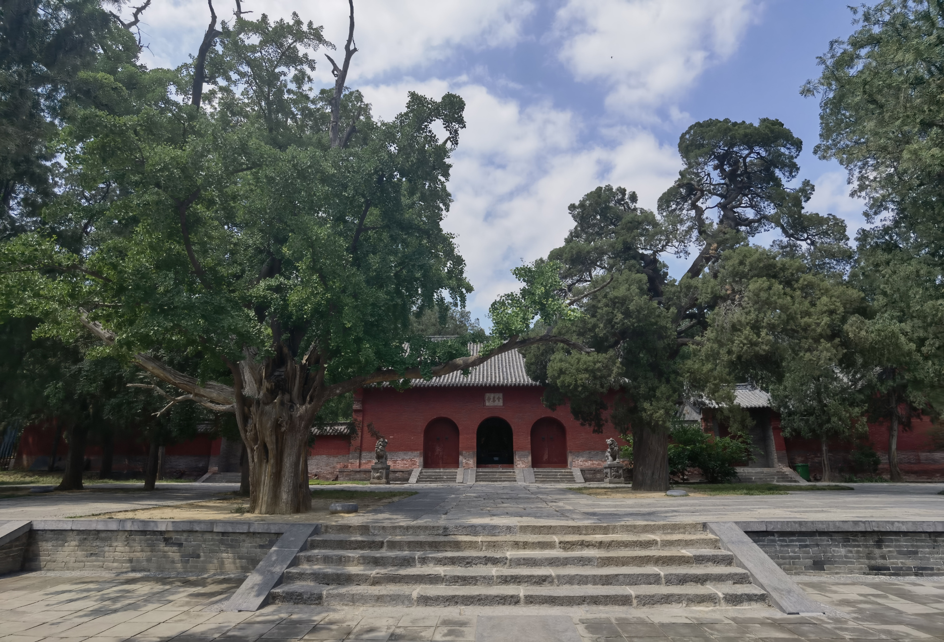 会善寺位于河南省郑州市登封市城北6公里嵩山南麓积翠峰下,始建于北魏