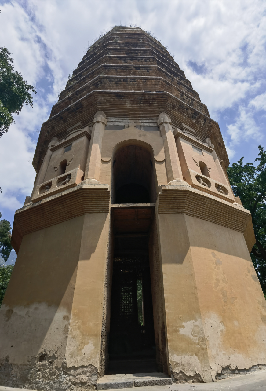 位于河南省郑州市登封市嵩山南麓嵩岳寺内,为北魏时期佛塔,建于北魏正