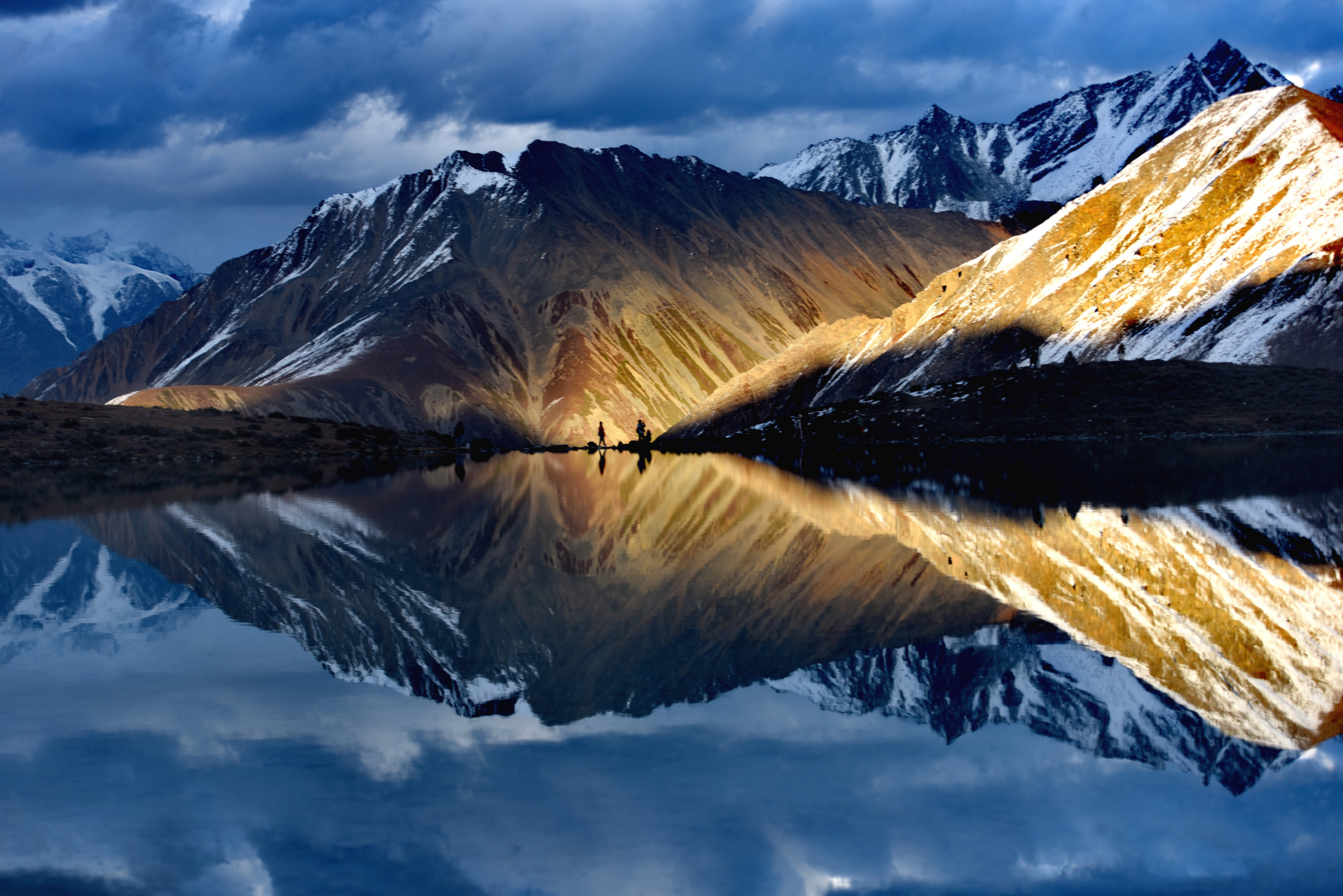 里索海是离贡嘎主峰最近的高山海子,直线距离23公里,海拔4550米.