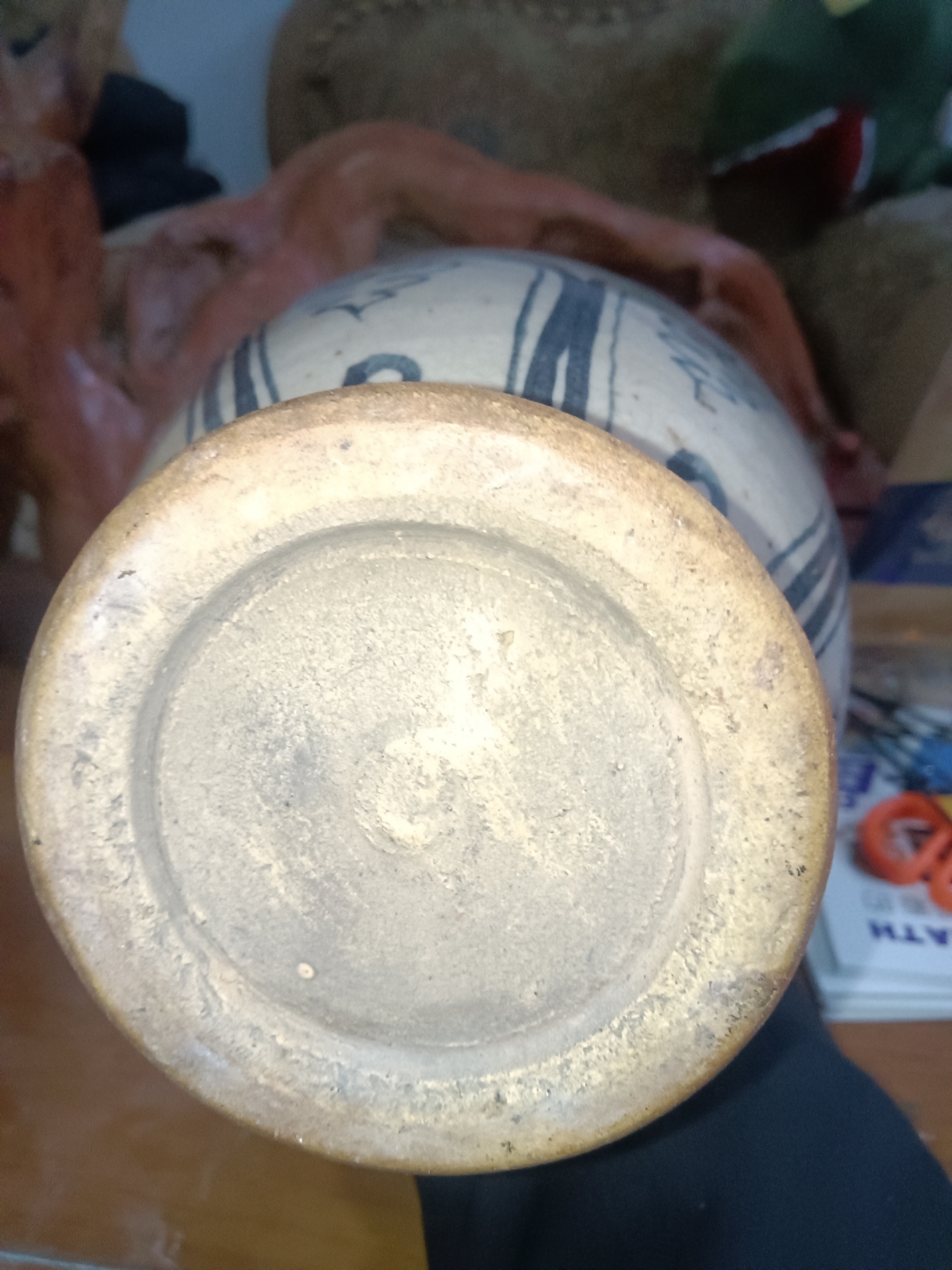 元青花瓶 釉面细小开片,油润,器形规正,4道接胎痕明显,有土蚀缩釉
