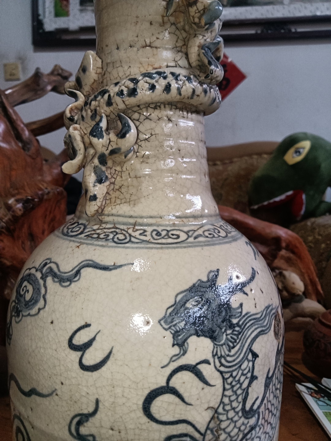 元青花瓶 釉面细小开片,油润,器形规正,4道接胎痕明显,有土蚀缩釉