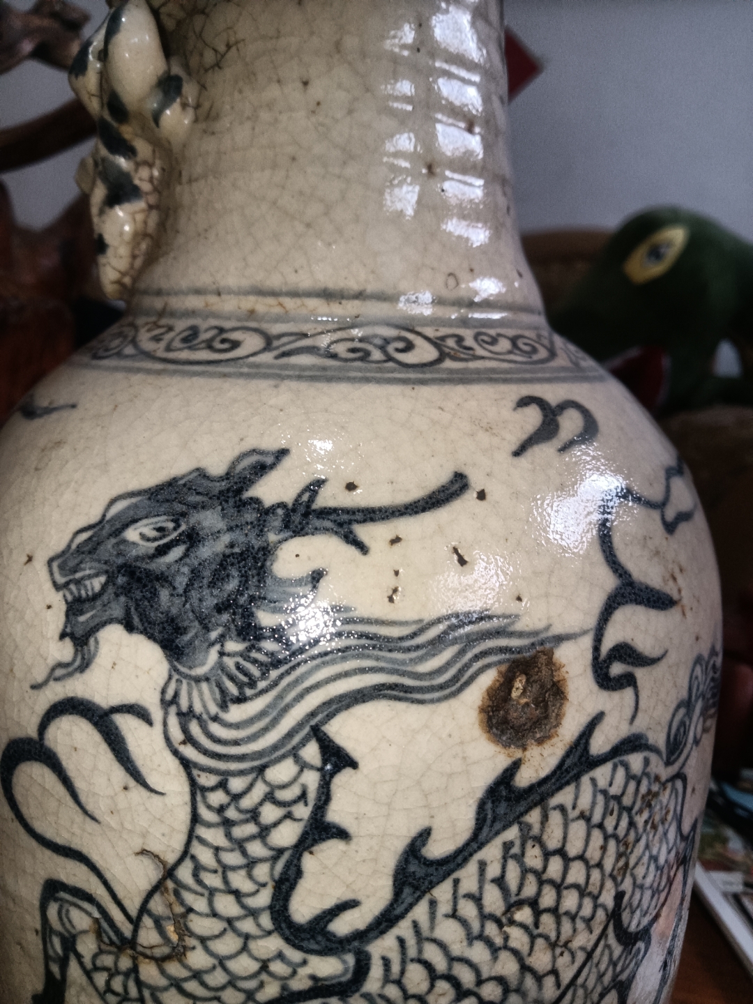 元青花瓶 釉面细小开片,油润,器形规正,4道接胎痕明显,有土蚀缩釉