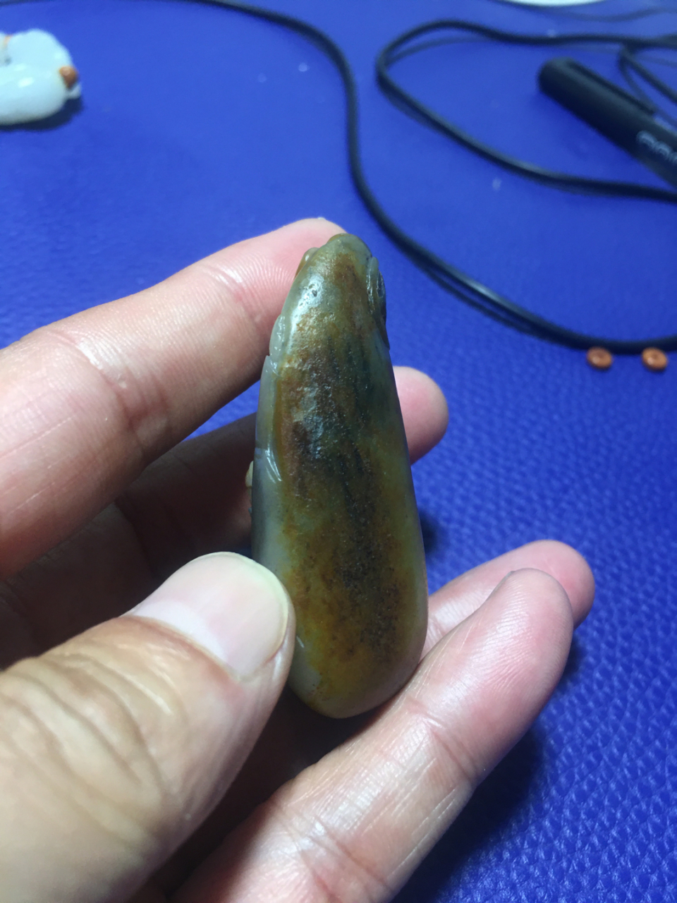 新疆和田玉籽料手工雕虎虎生威俏色巧雕皮色细腻油润,做工精细,克重62