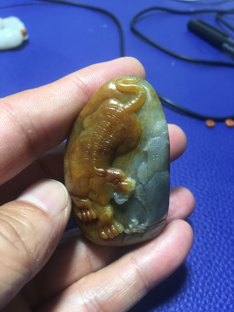 新疆和田玉籽料手工雕虎虎生威俏色巧雕皮色细腻油润,做工精细,克重62