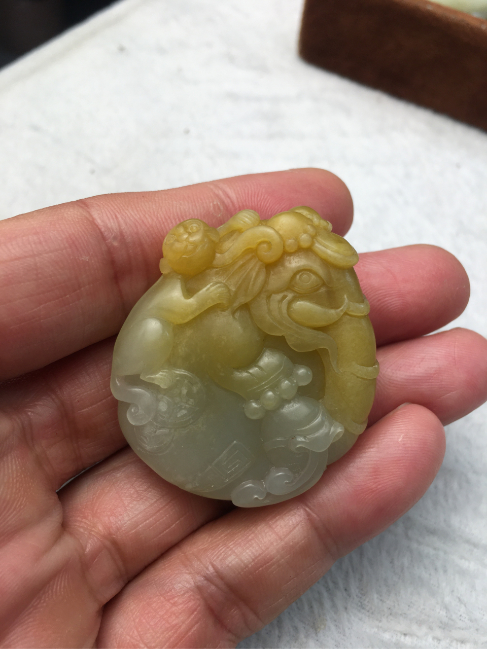 新疆和田玉籽料手工雕刻工艺品,挂件封侯拜相料子细腻细腻,俏色巧雕