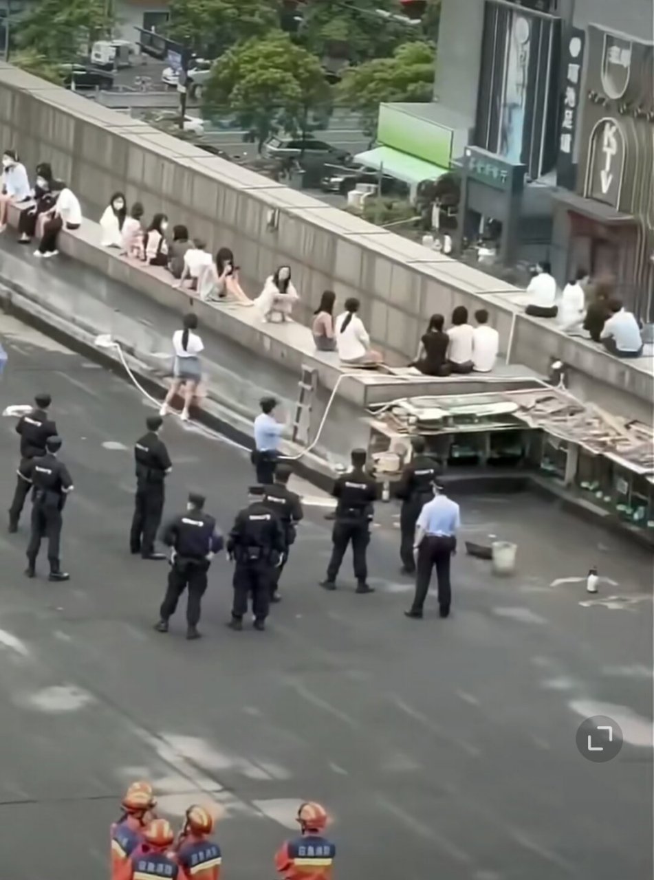老板半夜跑路,女技师们集体上天台跳楼讨说法.这是欠了多少啊?